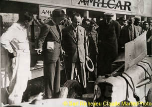 1927 25 07 GP Saint Sebastien. Martin 1er des 1100 sur le M.C.O. GH. Mr Sée montre à S.M. le Roi d'Espagne, le moteur de la 1100 MCO de Morel rupture d'un roulement de roue_