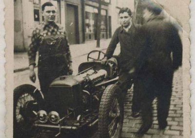 1932 01 02 C.A. Martin en pull à carreaux devant son Garage préparant l'Amilcar MCO, moteur groupe borgne (sans culasse détachable). 1