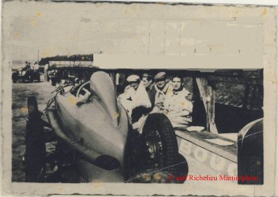 1936 -- -- A Montlhéry, vue exceptionnelle de l'arrière du MCO 1500 de mon père ''C.A. Martin'' (Aldo Gordini, frère d'Amédé est assis sur le rebord du stand). 1