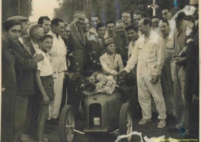 1947 18 09 Bol d'Or. Le Jamtel, Amilcar Monoplace, 1er Course. Pouponneau Amilcar-C.A. Martin. Cayla 1er Cat. Sport Simca-Gordini me serre la main devant Pigozzi PDG Simca, mon père, M