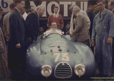 1955 15-16 05 Bol d'Or. C.A. Martin Simca-Gordini 1GS entouré de Salvi, Rost, Morel, Vallon, Baron Petiet, Rolland et moi-même en pulle rouge à Montlhéry. 1