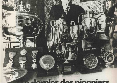 1973 30 05 René Thomas derrière ses principales Coupes, Trophées et médailles. 1
